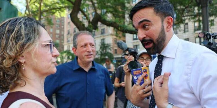 شاب مسلم تقدّمي يهزم كومو ويفوز بترشيح الحزب الديمقراطي لرئاسة بلدية نيويورك