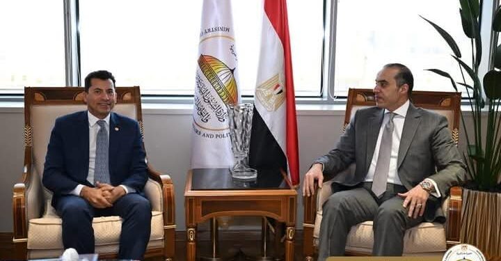 وزير الشئون النيابية يشدد على أهمية التعاون والاستماع إلى آراء الشباب  بشأن القضايا المختلفة