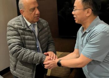 الكهرباء يبحث مع شركة سانجرو ” SUNGROW” الصينية يبحثان إنشاء مصنع لبطاريات تخزين الطاقة  فى مصر 