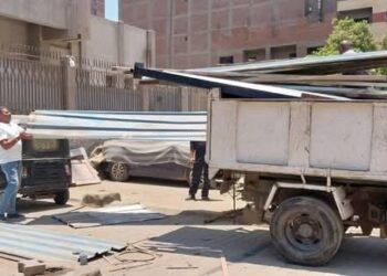 محافظة الجيزة تزيل مغسلة وحجرة مقامة بالمخالفة على سور سنترال بولاق  