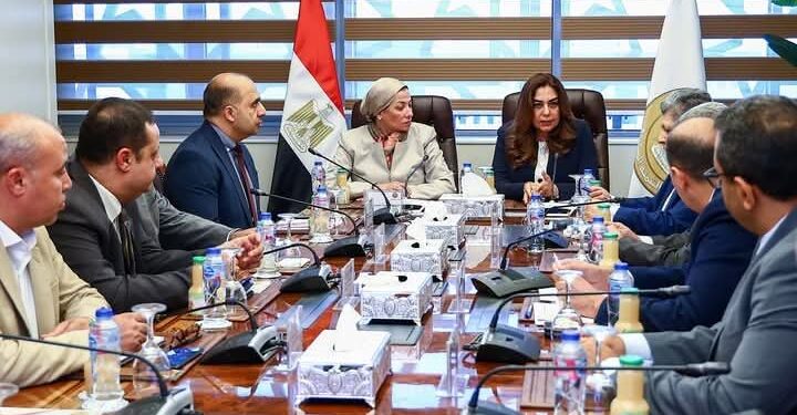 وزيرتا البيئة والتنمية المحلية تبحثان مع مسئولى وزارة الكهرباء  متحصلات النظافة من شركات الكهرباء