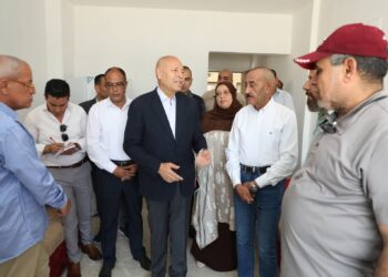 زيارة محافظ القاهرة ل ٤ من الأسر الذين فقدوا منازلهم فى حادث إنهيار العقارين بحدائق القبة 