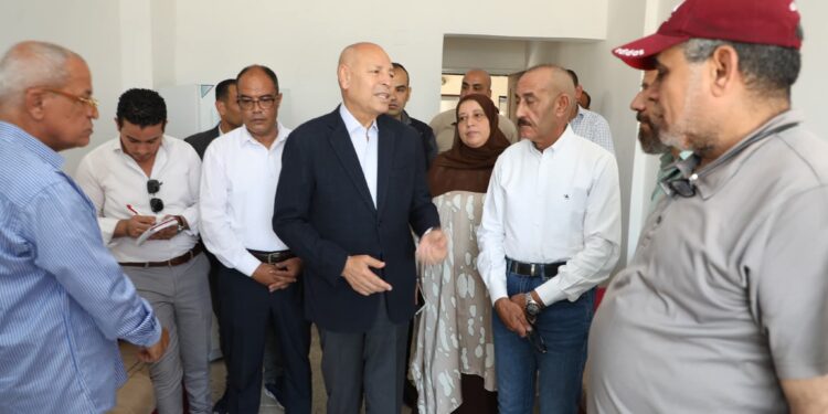 زيارة محافظ القاهرة ل ٤ من الأسر الذين فقدوا منازلهم فى حادث إنهيار العقارين بحدائق القبة 