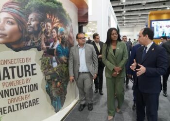 رئيس هيئة الرعاية الصحية يلتقي وزيرة الصحة الناميبية ورئيس صندوق تمويل التعليم في أفريقيا