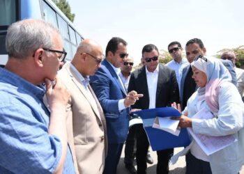 وزير الإسكان يتابع مشروعات الإسكان الأخضر وتطوير البنية التحتية بالمنطقة الصناعية