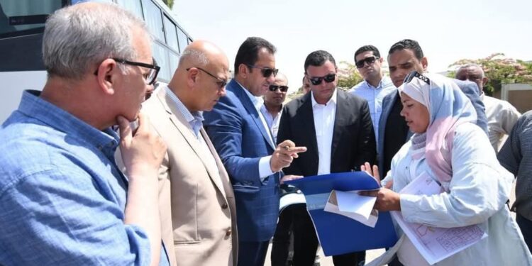 وزير الإسكان يتابع مشروعات الإسكان الأخضر وتطوير البنية التحتية بالمنطقة الصناعية
