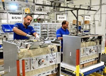 رئيس الوزراء يفتتح مصنع أجهزة منزلية ومستودعًا عملاق بالتجاره الإلكترونية 