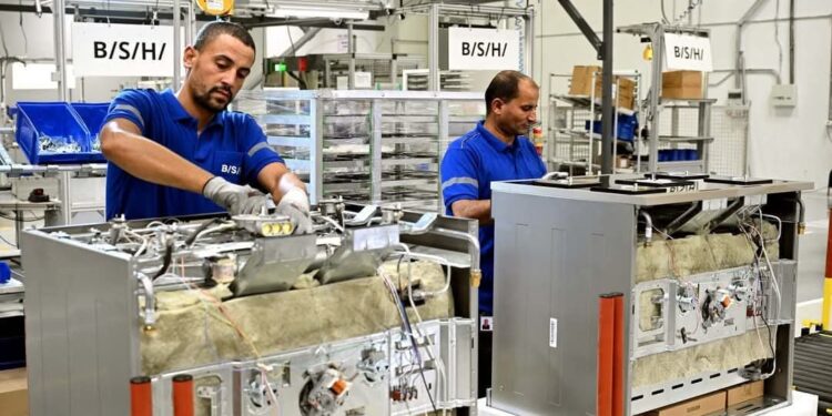 رئيس الوزراء يفتتح مصنع أجهزة منزلية ومستودعًا عملاق بالتجاره الإلكترونية