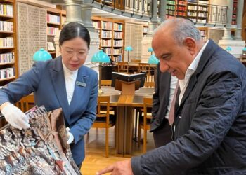 الدكتور محمود عصمت وزير الكهرباء  يزور مجموعة شركات هواوى الصينية لبحث تعزيز التعاون والشراكة 