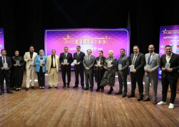 بالصور.. توزيع الجوائز الاكاديمية في مجال الاعلام والفن بالدورة الأولى لاحتفالية ميديا آيدول