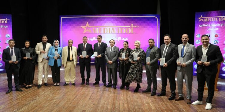 بالصور.. توزيع الجوائز الاكاديمية في مجال الاعلام والفن بالدورة الأولى لاحتفالية ميديا آيدول