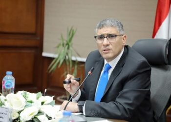 محافظ الجيزة و نائب وزير الإسكان يبحثان ملف مياه الشرب والصرف الصناعي بالمنطقة الصناعية بأبو رواش