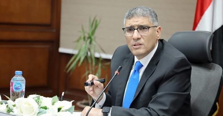 محافظ الجيزة و نائب وزير الإسكان يبحثان ملف مياه الشرب والصرف الصناعي بالمنطقة الصناعية بأبو رواش