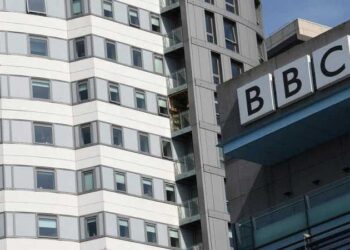 مغنٍ يهاجم الجيش الإسرائيلي علنًا.. و”بي بي سي” تعتذر عن البث