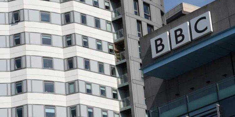 مغنٍ يهاجم الجيش الإسرائيلي علنًا.. و”بي بي سي” تعتذر عن البث