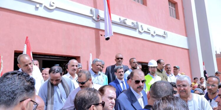 محافظ سوهاج يتفقد مشروعات حياة كريمة بقرية البطاخ خلال جولته بالمراغة