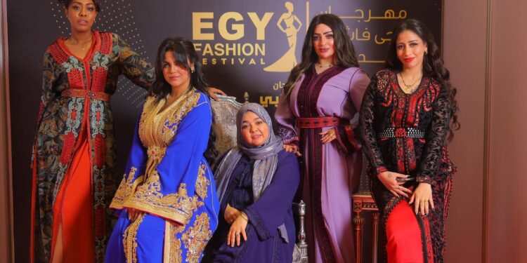 «بوقتين زينب» تتألق في مهرجان إيجي فاشون بـ9 قفاطين مغربية تخطف الأنظار