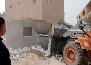 إزالة وإخلاء مخازن مخالفه بداخلها مواد خطرة قابلة للاشتعال بحي الطالبية بالجيزة