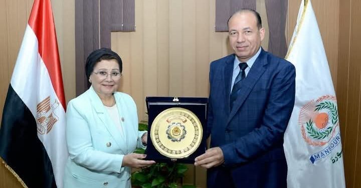 نائب وزير الصحة تبحث تعزيز دور الشراكة مع جامعة المنصورة لتنفيذ الخطة العاجلة للسكان والتنمية