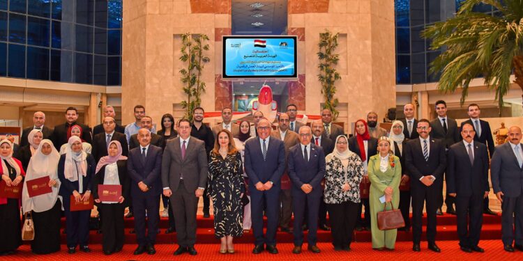 رئيس الهيئة العربية للتصنيع ونائب وزير الإتصالات يشهدان حفل تخرج دفعة تنمية القدرات الرقمية