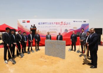 رئيس اقتصادية قناة السويس يشهد وضع حجر أساس مشروع “ديلي إيجيبت” للمنتجات الزجاجية