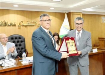 محافظ الجيزة يكرم مدير مديرية الطب البيطري