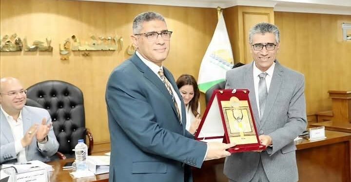 محافظ الجيزة يكرم مدير مديرية الطب البيطري