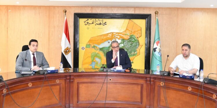 محافظ الفيوم يتابع معدلات الأداء في ملفات تقنين الأراضي والتعامل مع المتغيرات المكانية