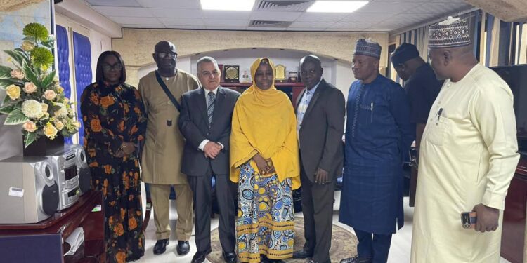 زيارة وفد من مشغل نظام النقل النيجيرى (TSO) لجهاز تنظيم مرفق الكهرباء المصرى لتعزيز التعاون