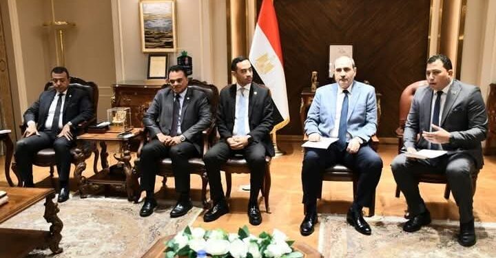 وزير الرياضة يلتقي مجموعة من المستثمرين المصريين لبحث عمل شراكة وطنية