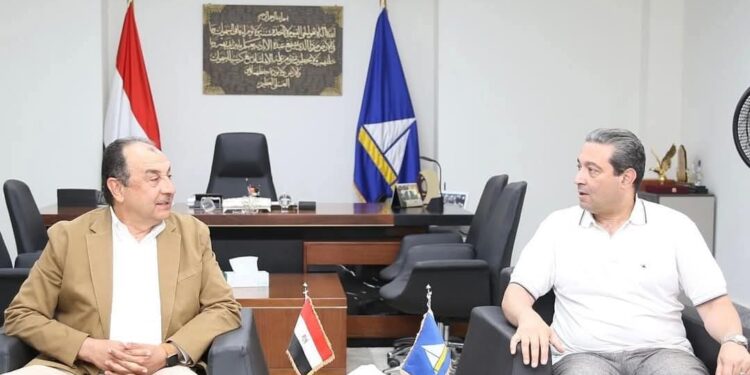 وزير قطاع الأعمال يبدأ زيارته لدمياط بلقاء المحافظ لتفقد منشآت صناعية وفندقية