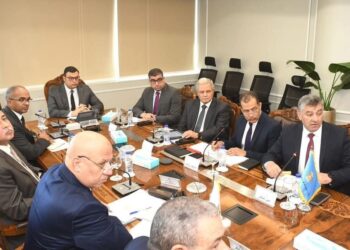 وزير الإسكان يتابع مشروعات “حياة كريمة” للمياه والصرف بالمنيا