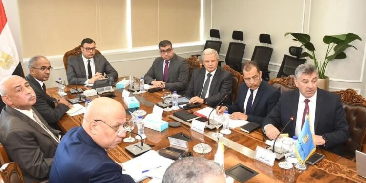 وزير الإسكان يتابع مشروعات “حياة كريمة” للمياه والصرف بالمنيا