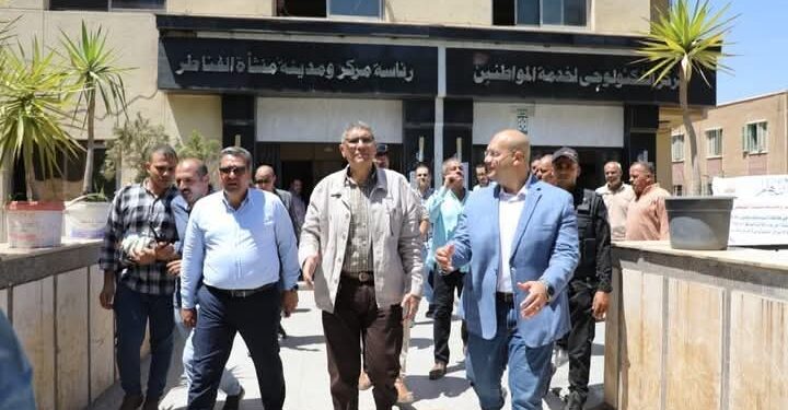 ” النجار ” يتابع سبل تيسير الإجراءات علي المواطنين بالمركز التكنولوجي بمركز منشأة القناطر