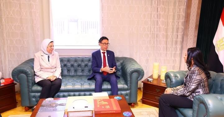 الدكتورة مايا مرسي تلتقي رئيس بعثة اللجنة الدولية للصليب الأحمر