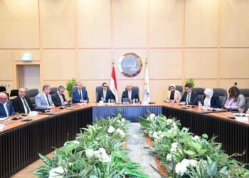 وزير الصناعة والنقل يستعرض التعديلات الجديده بمصنعي السيارات بالبرنامج الوطني لتنمية صناعة السيارات