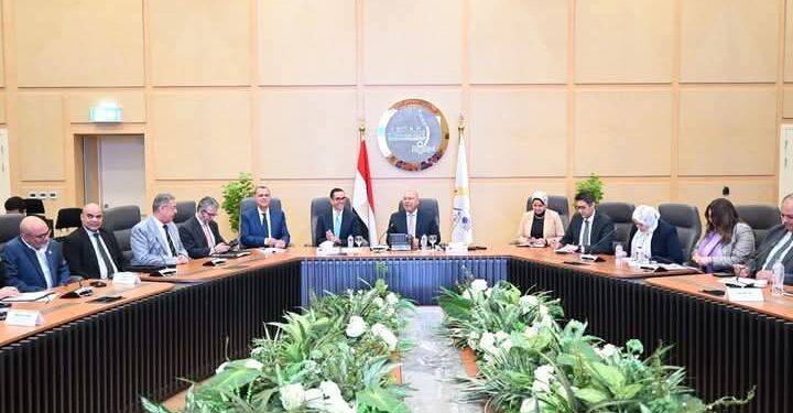 وزير الصناعة والنقل يستعرض التعديلات الجديده بمصنعي السيارات بالبرنامج الوطني لتنمية صناعة السيارات