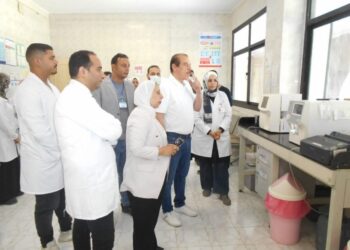 نائب وزير الصحة يزور منشآت الإسماعيلية الطبية ويكافئ المتميزين ويحاسب المقصرين