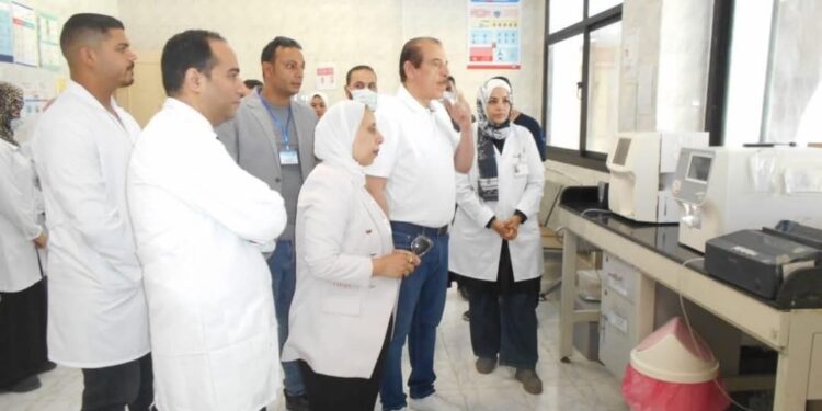نائب وزير الصحة يزور منشآت الإسماعيلية الطبية ويكافئ المتميزين ويحاسب المقصرين