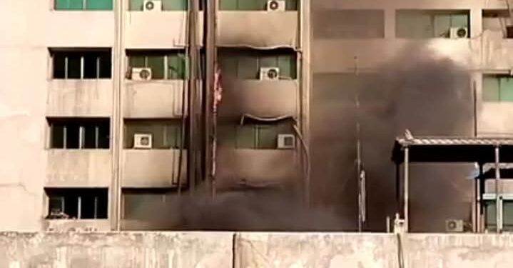 نشوب حريق ضخم في سنترال رمسيس .. والحماية المدنية تدفع بسيارات الإطفاء