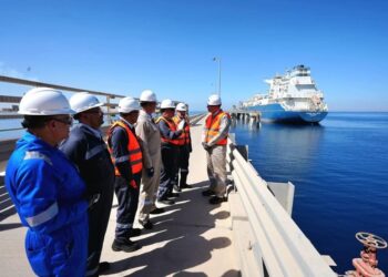 وزير البترول يفتتح مرافق استقبال الغاز الطبيعي في ميناء العين السخنة