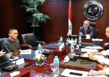 الهيئة العامة للاستثمار تبحث نقل سلاسل الإنتاج الصينية للملابس إلى مصر