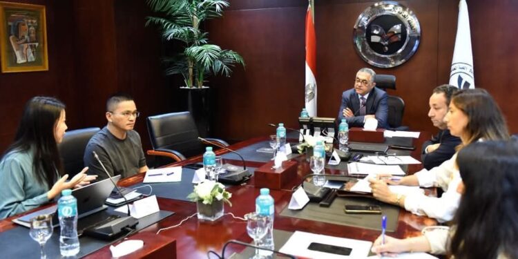 الهيئة العامة للاستثمار تبحث نقل سلاسل الإنتاج الصينية للملابس إلى مصر