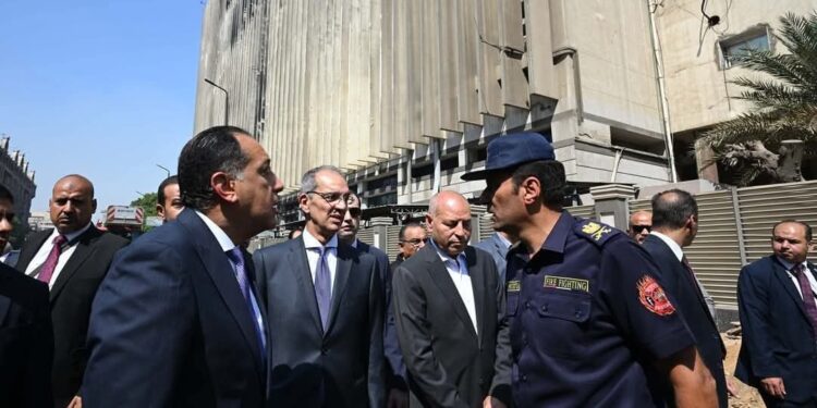 رئيس الوزراء يتفقد سنترال رمسيس ويستعرض تقرير وزير الاتصالات بشأن عودة الخدمات
