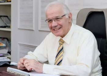 كلية الإدارة بالمصرية الروسية تناقش مشروعات تخرج تواكب أهداف الإستدامة