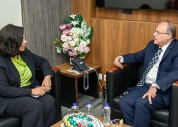 رئيس هيئة الدواء المصرية يعقد لقاءً مع سفيرة مصر بزيمبابوي لبحث التعاون الدوائي الإفريقي