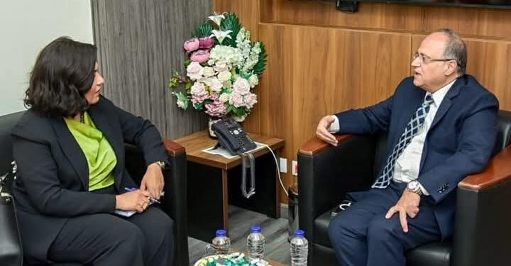 رئيس هيئة الدواء المصرية يعقد لقاءً مع سفيرة مصر بزيمبابوي لبحث التعاون الدوائي الإفريقي
