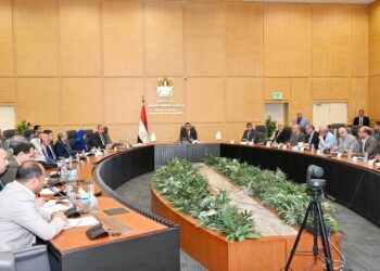 وزير الإسكان يعقد اجتماعه الدوري لمتابعة المشروعات السكنية بعددٍ من المدن والمحافظات