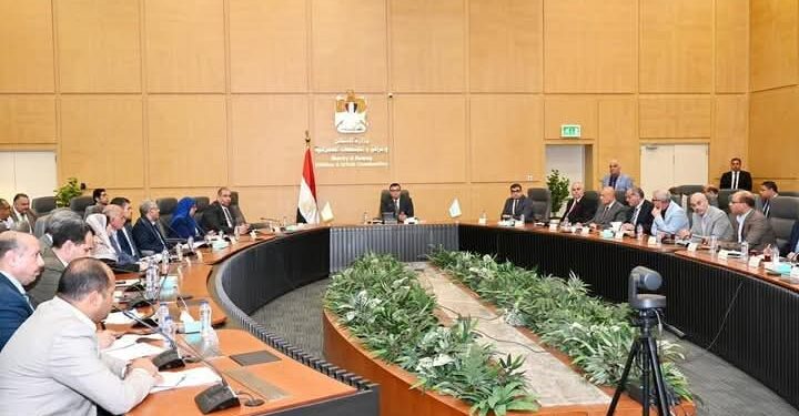 وزير الإسكان يعقد اجتماعه الدوري لمتابعة المشروعات السكنية بعددٍ من المدن والمحافظات