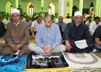 محافظ سوهاج يؤدي صلاة الجمعة بمسجد الشرطة ويلتقي المواطنين عقب الصلاة